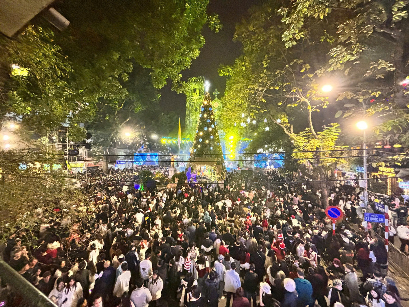 Nhà thờ Lớn (quận Hoàn Kiếm, Hà Nội) là địa điểm quen thuộc đối với người dân và du khách vào dịp Giáng sinh.