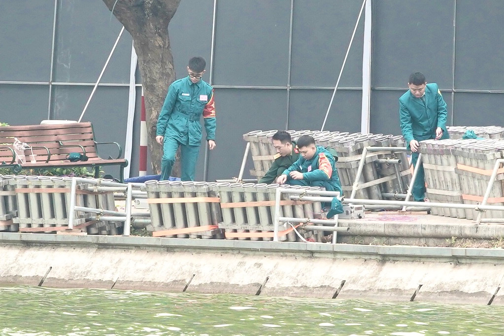 Các giàn pháo hoa được lắp đặt cố định, sẵn sàng đưa pháo vào ống phóng.