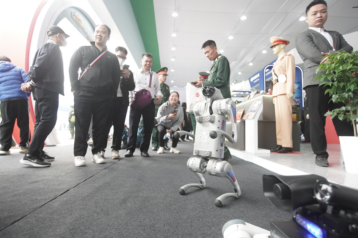 Xem chó robot có khả năng giám sát an ninh trổ tài.