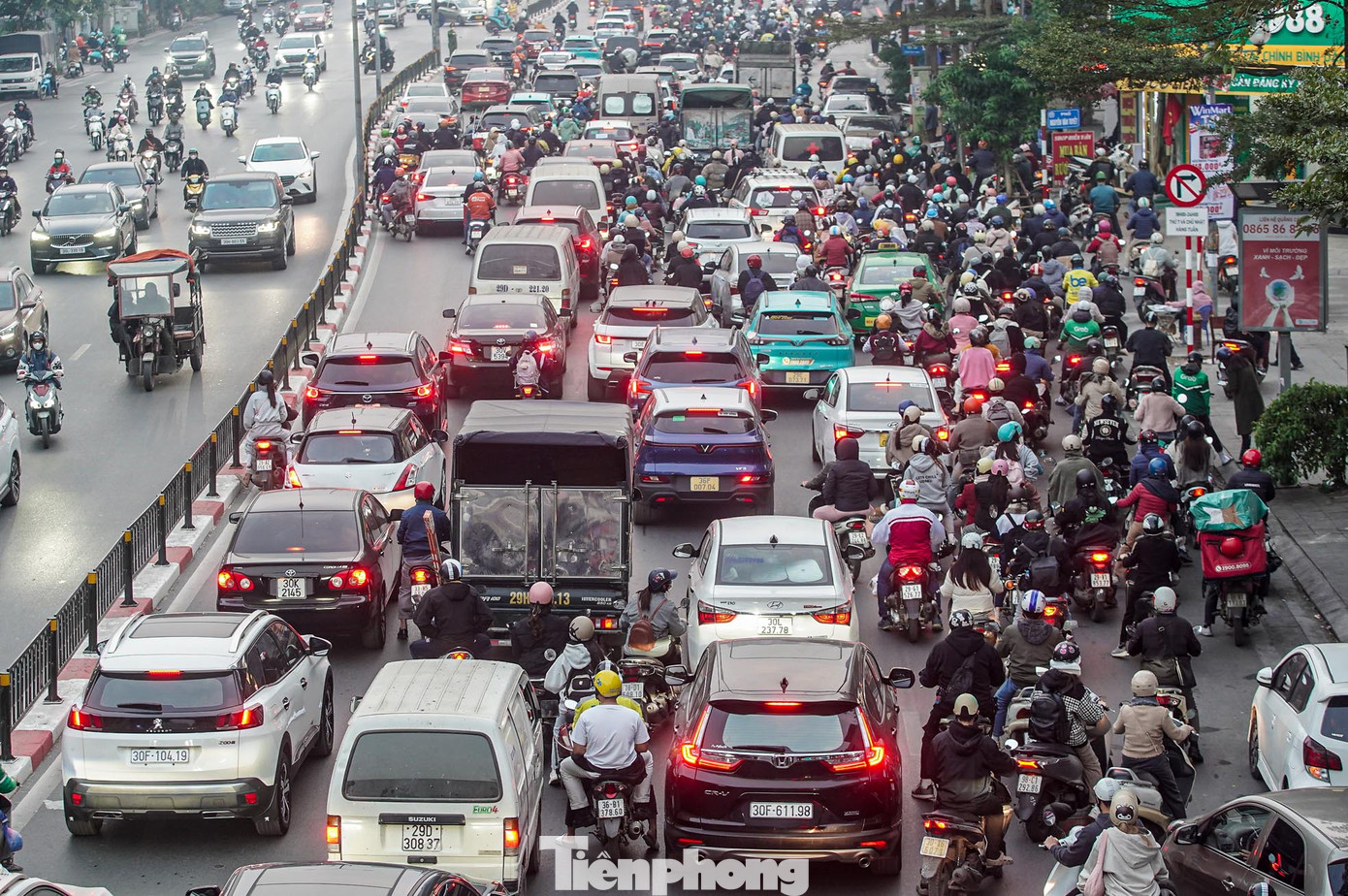 Các phương tiện chen chúc nhau trên đường.