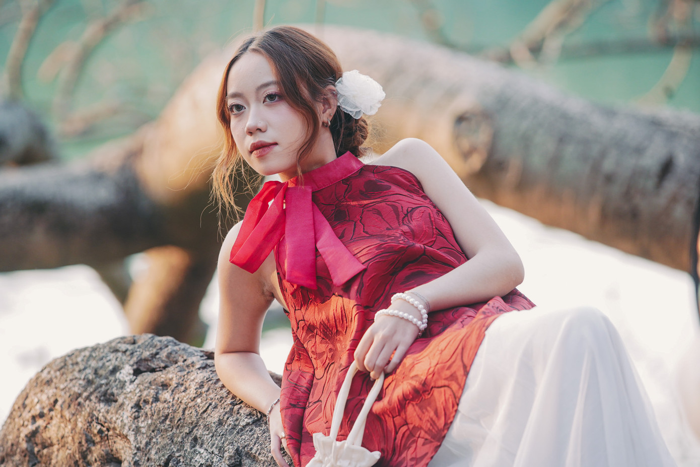 Một &quot;nàng thơ&quot; thả dáng bên cây cổ thụ ở hồ Hoàn Kiếm.