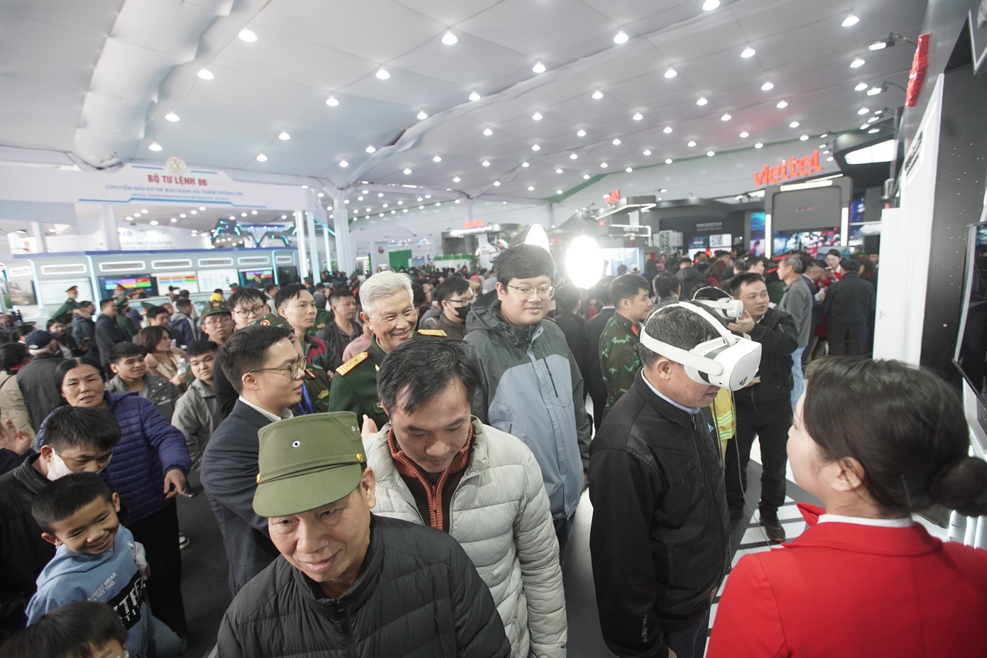 Người dân và du khách trải nghiệm kính thực tế ảo tại triển lãm.