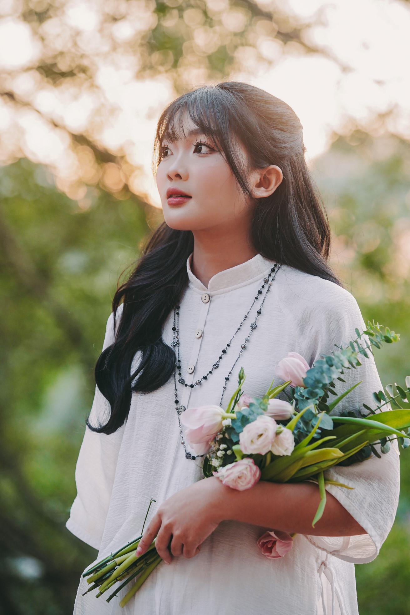 Với áo dài, các bạn gái thường chọn một bó hoa tươi cầm tay cho buổi chụp hình.