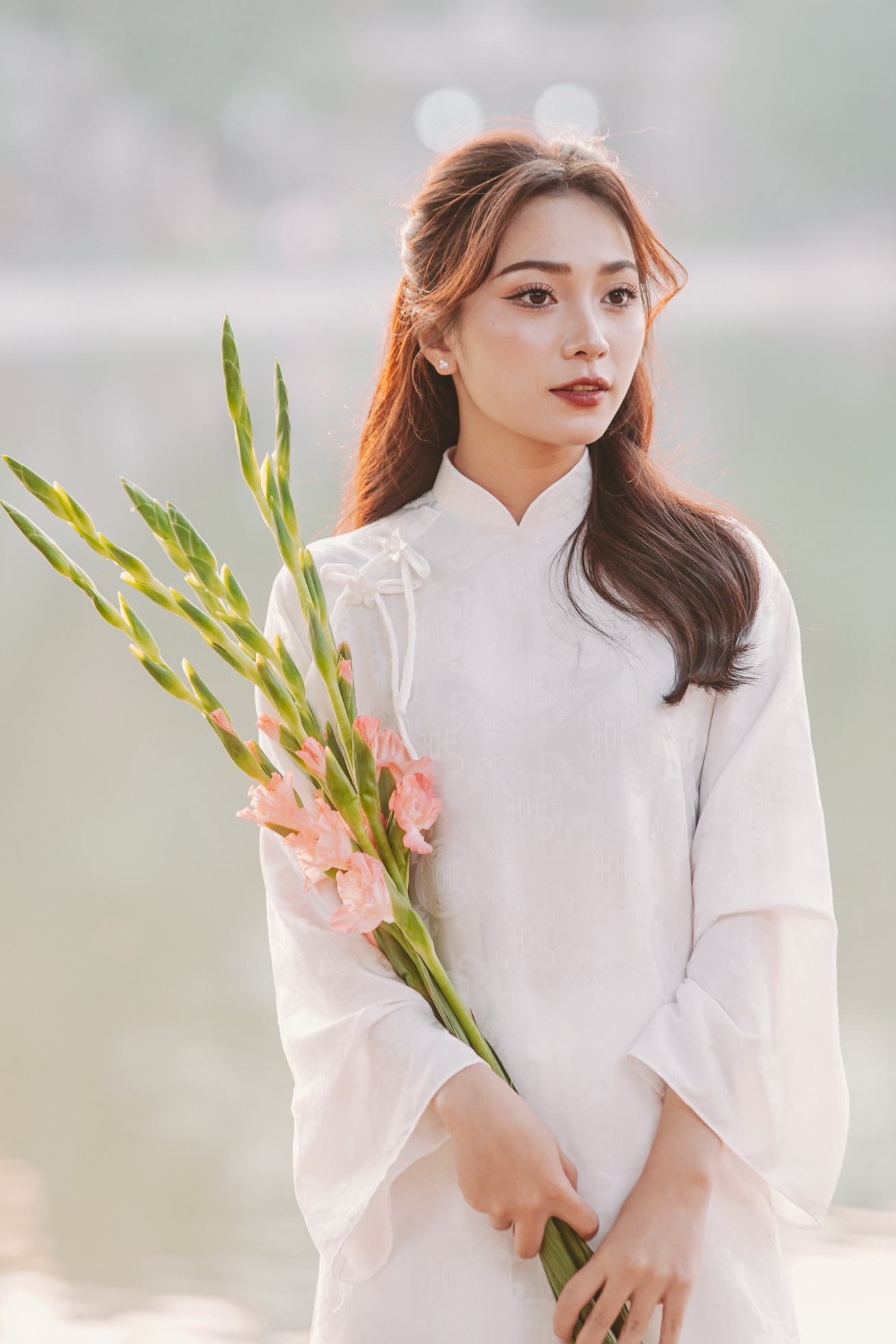 Để có một bộ ảnh Tết sớm rực rỡ, nhiều &quot;nàng thơ&quot; đã chi hàng triệu đồng để trang điểm, làm tóc, may áo dài, sắm phụ kiện, mua hoa, thuê êkip chụp ảnh...