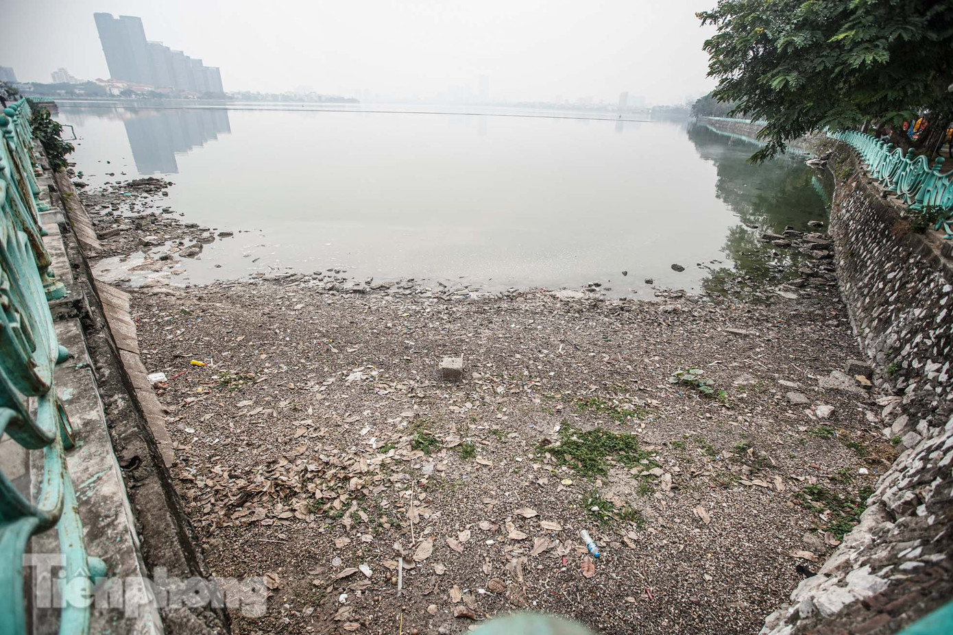 Một góc hồ Tây, đoạn phố Nhật Chiêu ngập tràn rác thải, đặc biệt các đồ sứ, đồ thờ cúng.