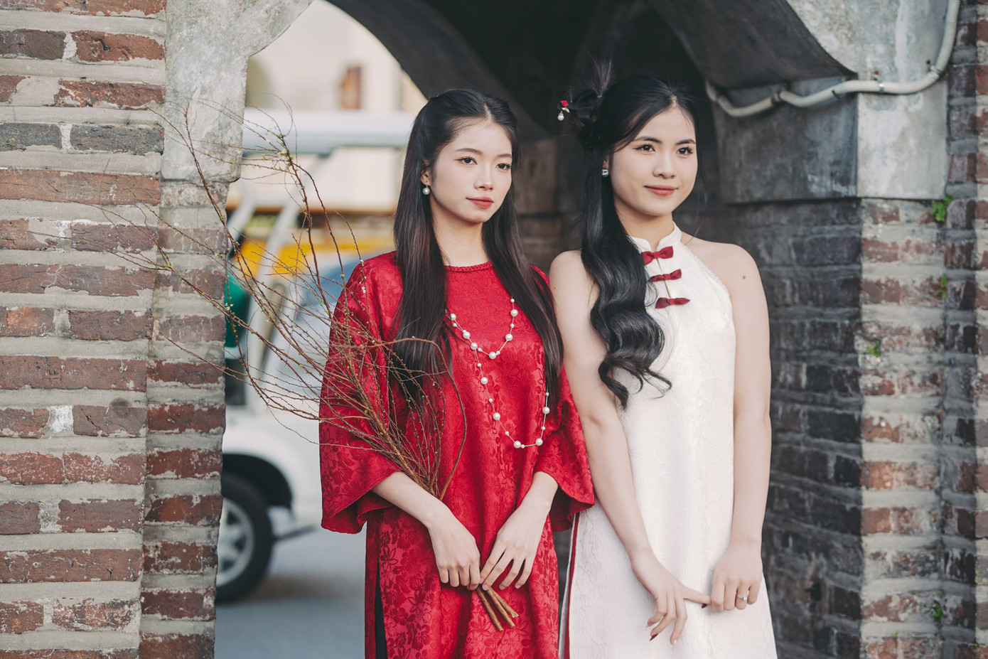 Tháp Hòa Phong, công trình có kiến trúc cổ kính với tường gạch bên cạnh hồ Hoàn Kiếm thu hút nhiều bạn trẻ chụp ảnh Tết sớm.