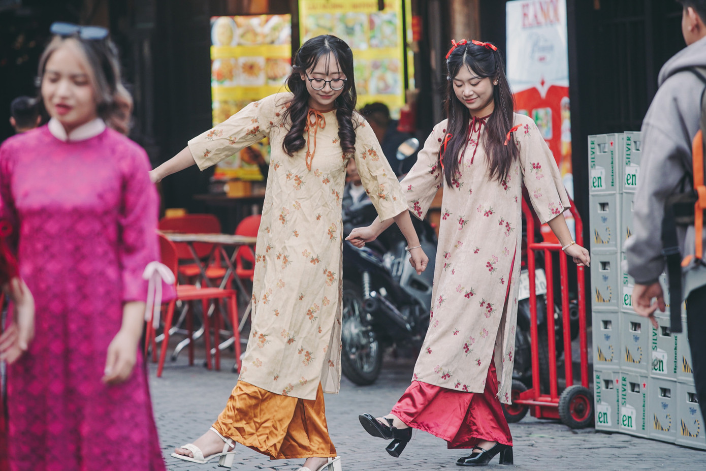 Các &quot;nàng thơ&quot; xúng xính áo dài đủ màu sắc, khoe dáng ở khu vực phố cổ.