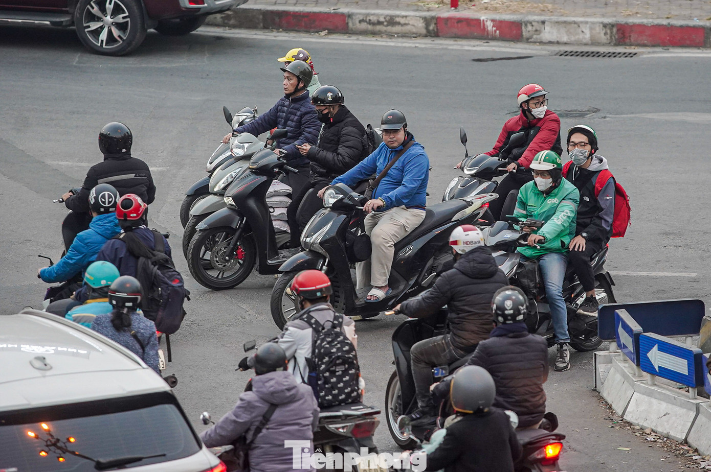 Một số phương tiện bất chấp nguy hiểm, băng cắt qua làn xe lớn.