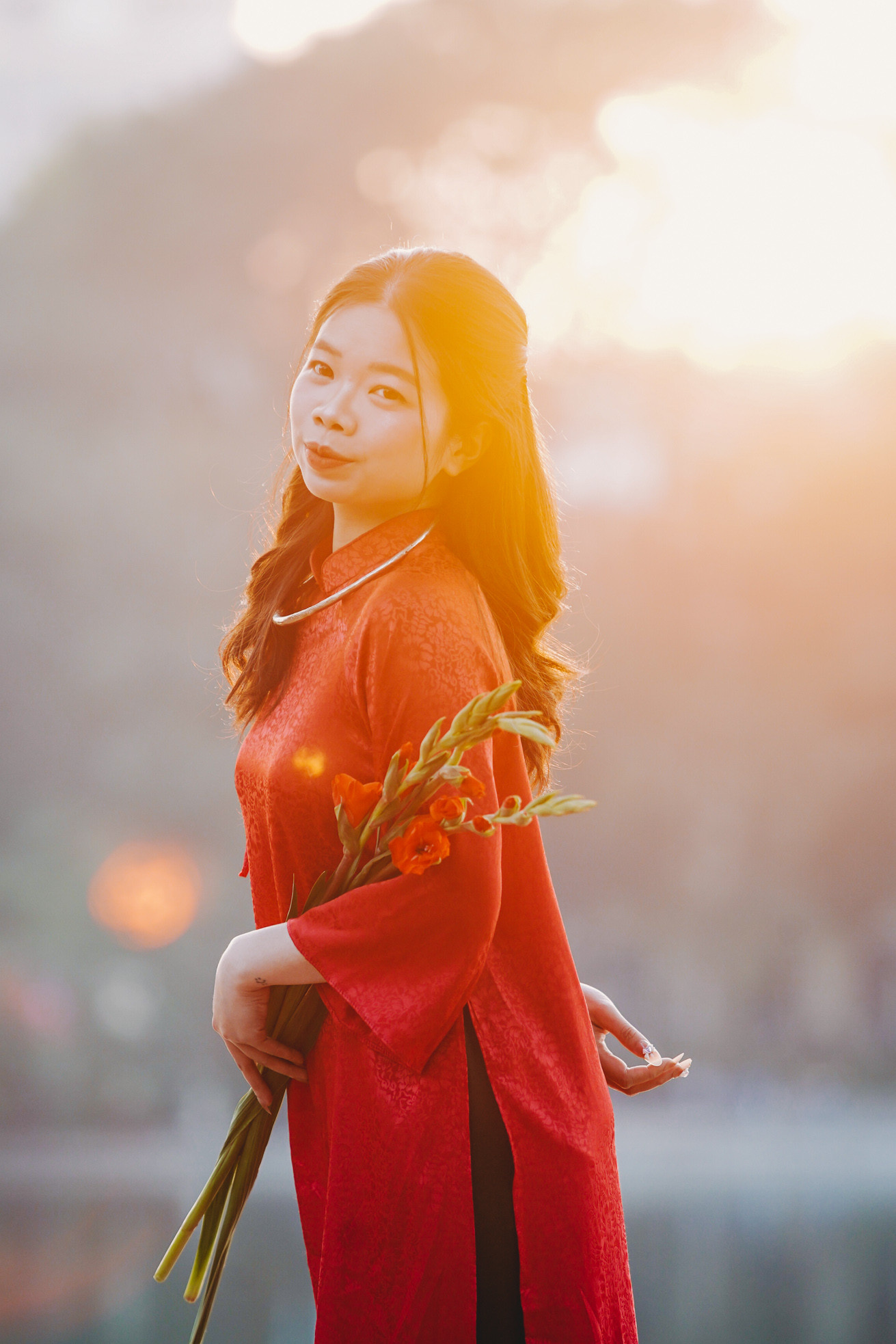 Để có một bộ ảnh Tết sớm rực rỡ, nhiều &quot;nàng thơ&quot; đã chi hàng triệu đồng để trang điểm, làm tóc, may áo dài, sắm phụ kiện, mua hoa, thuê êkip chụp ảnh...