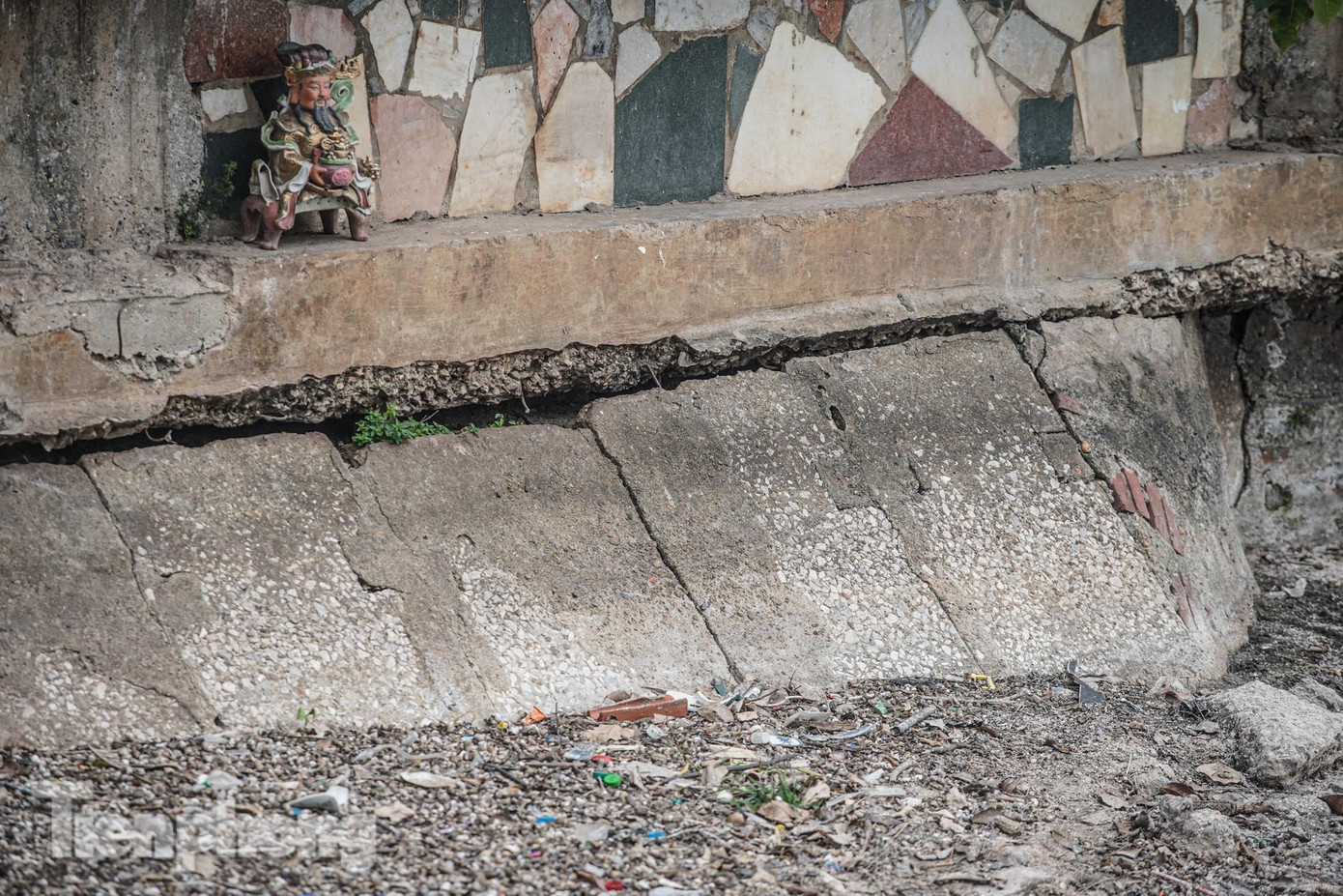 Đoạn bờ kè dưới chân đường xuất hiện nhiều vết nứt.