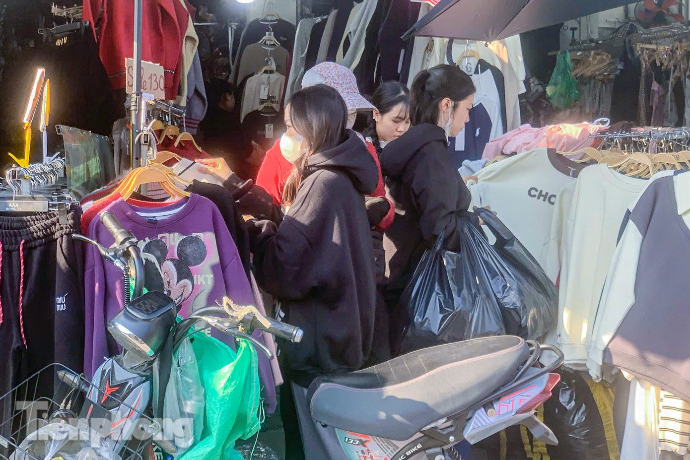 Các cửa hàng đều tấp nập người mua. Các cửa hàng đều tấp nập người mua.