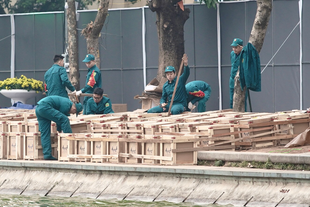 Lực lượng dân quân tự vệ được huy động tham gia làm nhiệm vụ vận chuyển, lắp ráp các thành phần bắn pháo hoa.