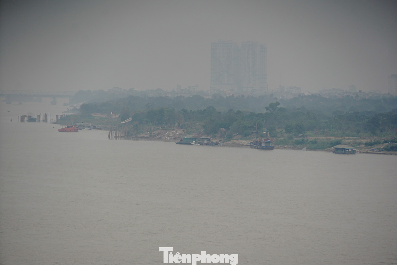 Hình ảnh lớp sương mù phủ đoạn sông Hồng.