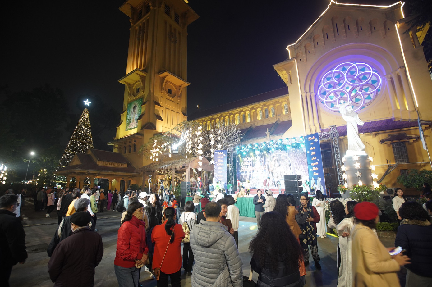 Một số người dân và du khách chọn đến nhà thờ Cửa Bắc (Ba Đình, Hà Nội) để đón Giáng sinh. Phía trước sân có cây thông cao 12m được trang trí hàng trăm quả châu và bóng đèn.