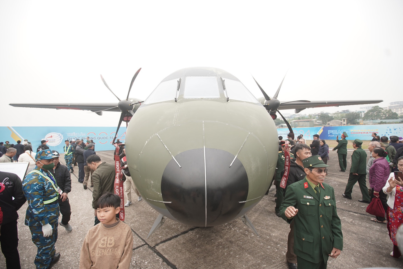 Người dân có thể chiêm ngưỡng, trải nghiệm các loại khí tài quân sự của Việt Nam và một số nước trên thế giới.