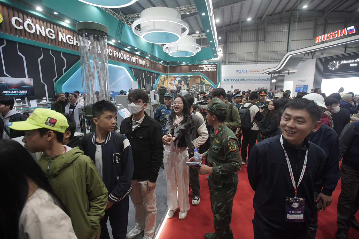 Người dân và du khách xếp hàng trải nghiệm bắn súng mô phỏng tại một gian hàng.