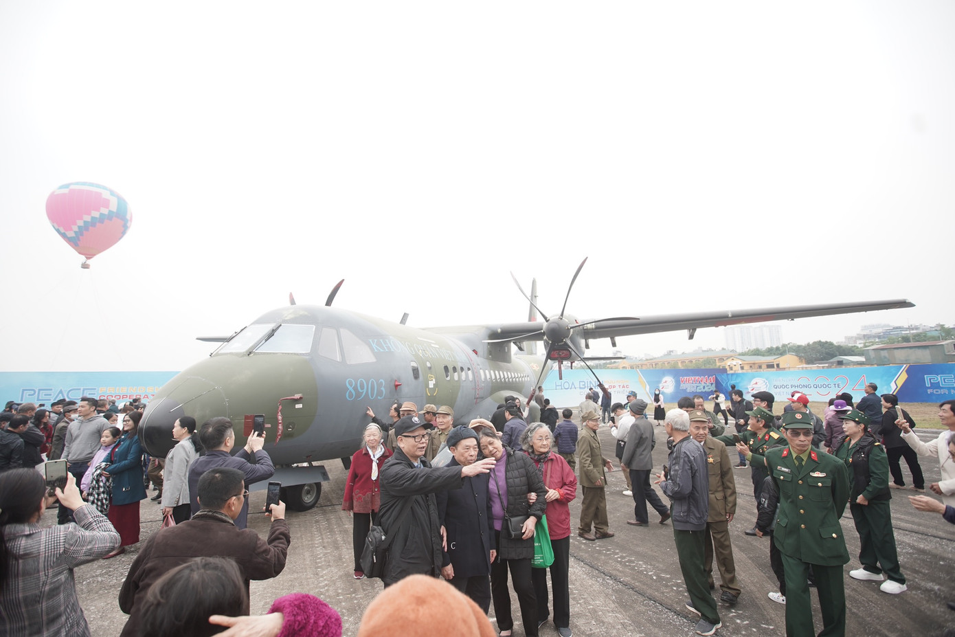 Người dân có thể chiêm ngưỡng, trải nghiệm các loại khí tài quân sự của Việt Nam và một số nước trên thế giới.