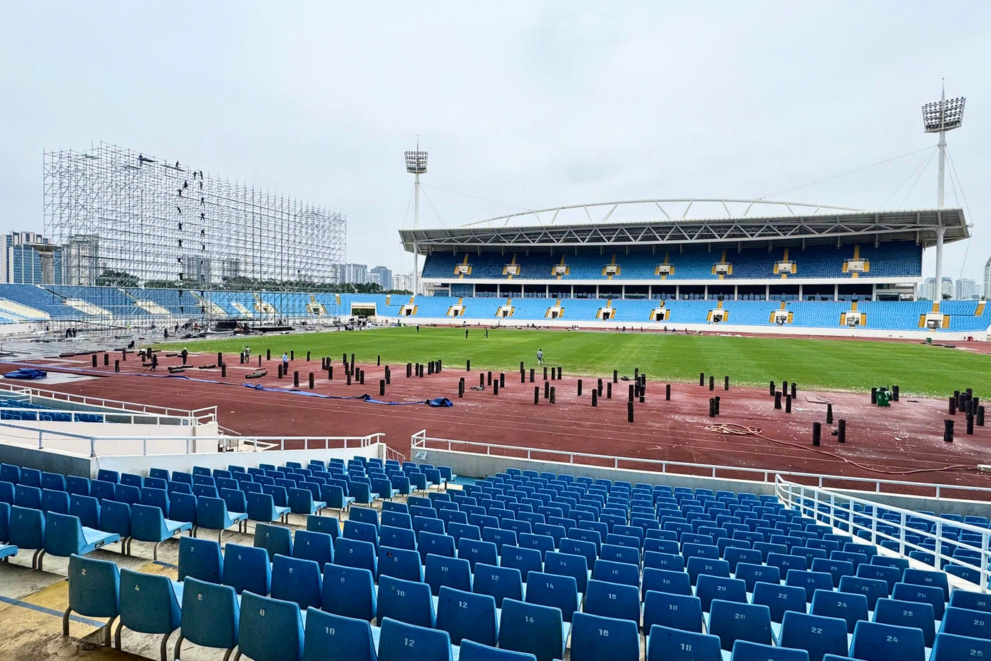 Theo kế hoạch dự kiến, VFF đã báo cáo AFF chọn sân Mỹ Đình làm sân nhà của đội tuyển Việt Nam trong trường hợp thầy trò ông Kim Sang-sik đoạt vé vào bán kết và chung kết ASEAN Cup 2024. Vấn đề gây lo ngại khi mới đây, Mỹ Đình liên tục tổ chức 2 chương trình ca nhạc lớn "Anh trai say hi" vào các ngày 7 và 9/12.