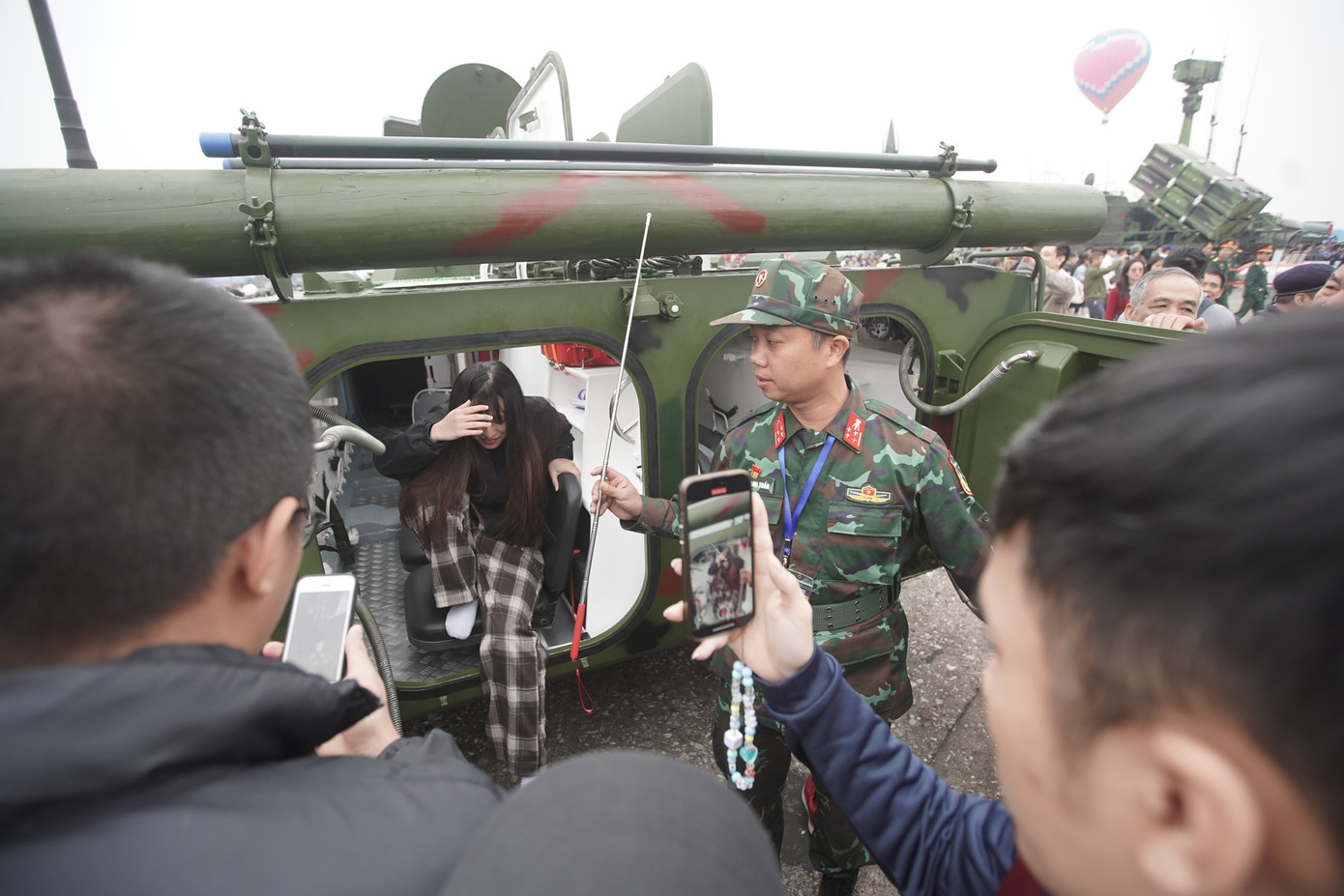 Người dân xếp hàng trải nghiệm lên chiếc xe tăng thiết giáp.