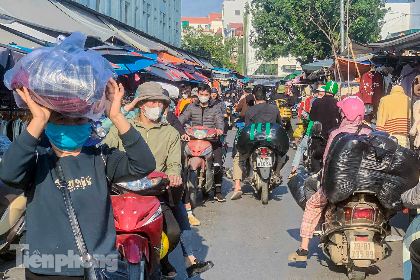 Chợ Ninh Hiệp được biết đến là nơi bán buôn, bán lẻ các mặt hàng quần áo, thời trang với mức giá bình dân, giá rẻ. Ước tính có khoảng hơn 1.000 ki-ốt phục vụ nhu cầu mua sắm của người dân Thủ đô Hà Nội và nhiều tỉnh lân cận. Chợ Ninh Hiệp được biết đến là nơi bán buôn, bán lẻ các mặt hàng quần áo, thời trang với mức giá bình dân, giá rẻ. Ước tính có khoảng hơn 1.000 ki-ốt phục vụ nhu cầu mua sắm của người dân Thủ đô Hà Nội và nhiều tỉnh lân cận.