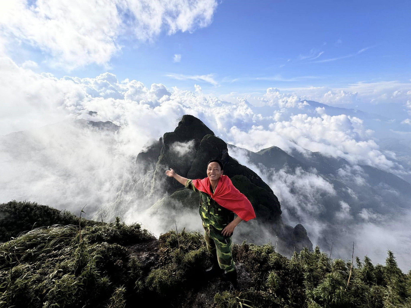 Biển mây thường xuất hiện trên đỉnh Ngũ Chỉ Sơn vào những tháng cuối năm. Ảnh: Thào A Chơ.