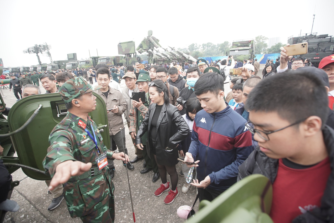 Người dân xếp hàng trải nghiệm lên chiếc xe tăng thiết giáp.