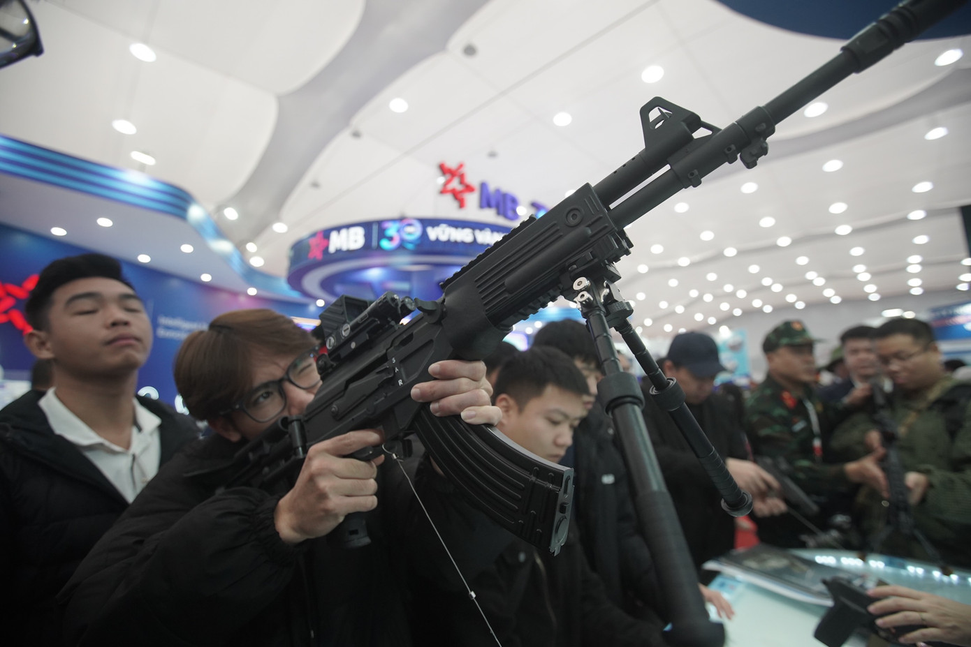 &quot;Lần đầu tiên em được cầm vào súng, mặc dù cầm hơi nặng nhưng em rất là thích, mục tiêu hôm nay đến đây là em phải thử hết các súng ở đây&quot;, Minh Hoàng (sn 2005, Hưng Yên) chia sẻ.