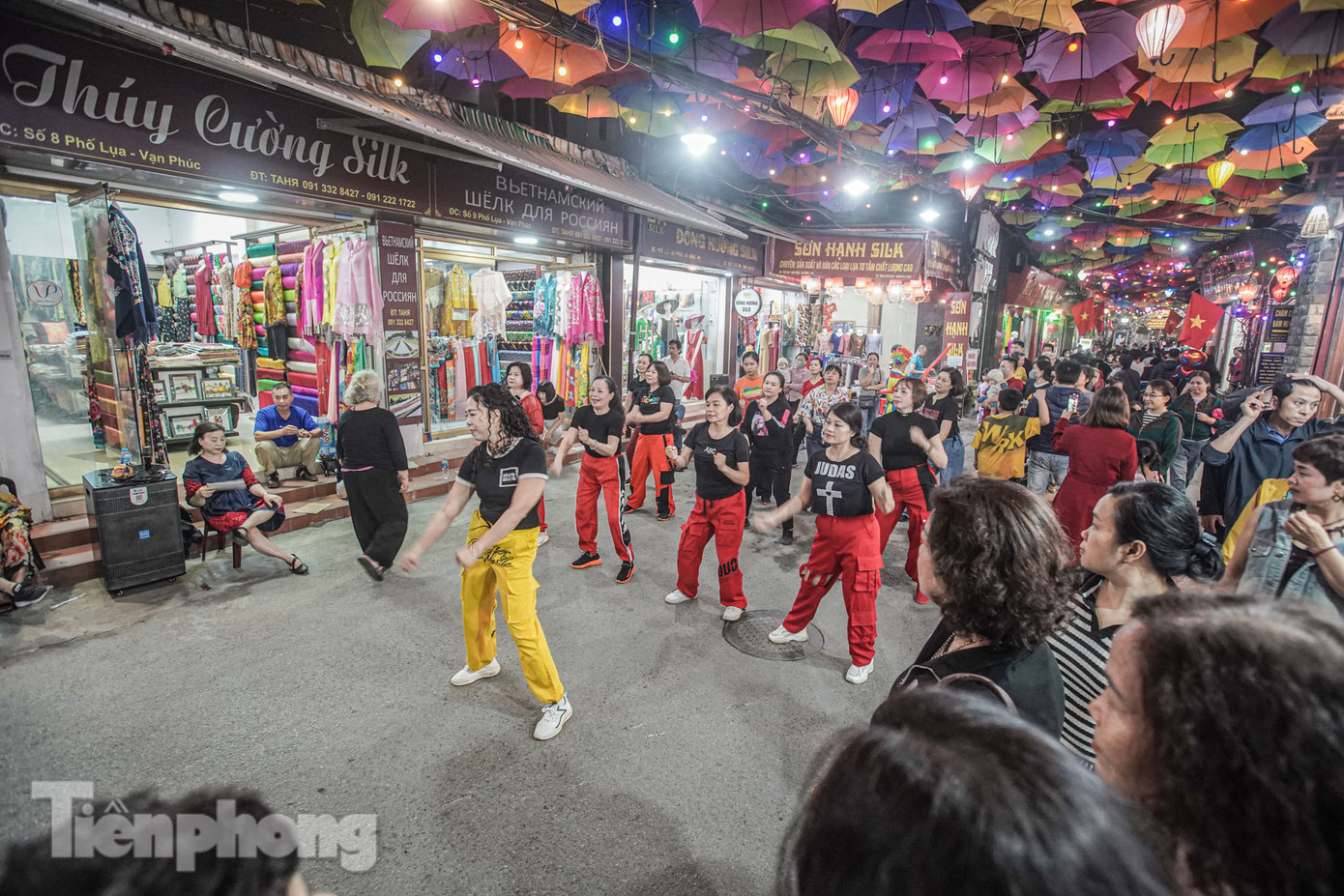 Các màn biểu diễn dân vũ khuấy động phố đi bộ.