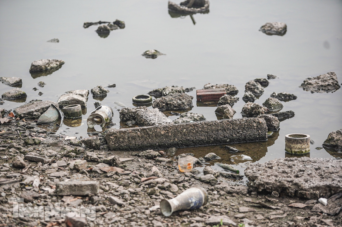 Những bát hương, đồ thờ bị đẩy dạt vào ven bờ.