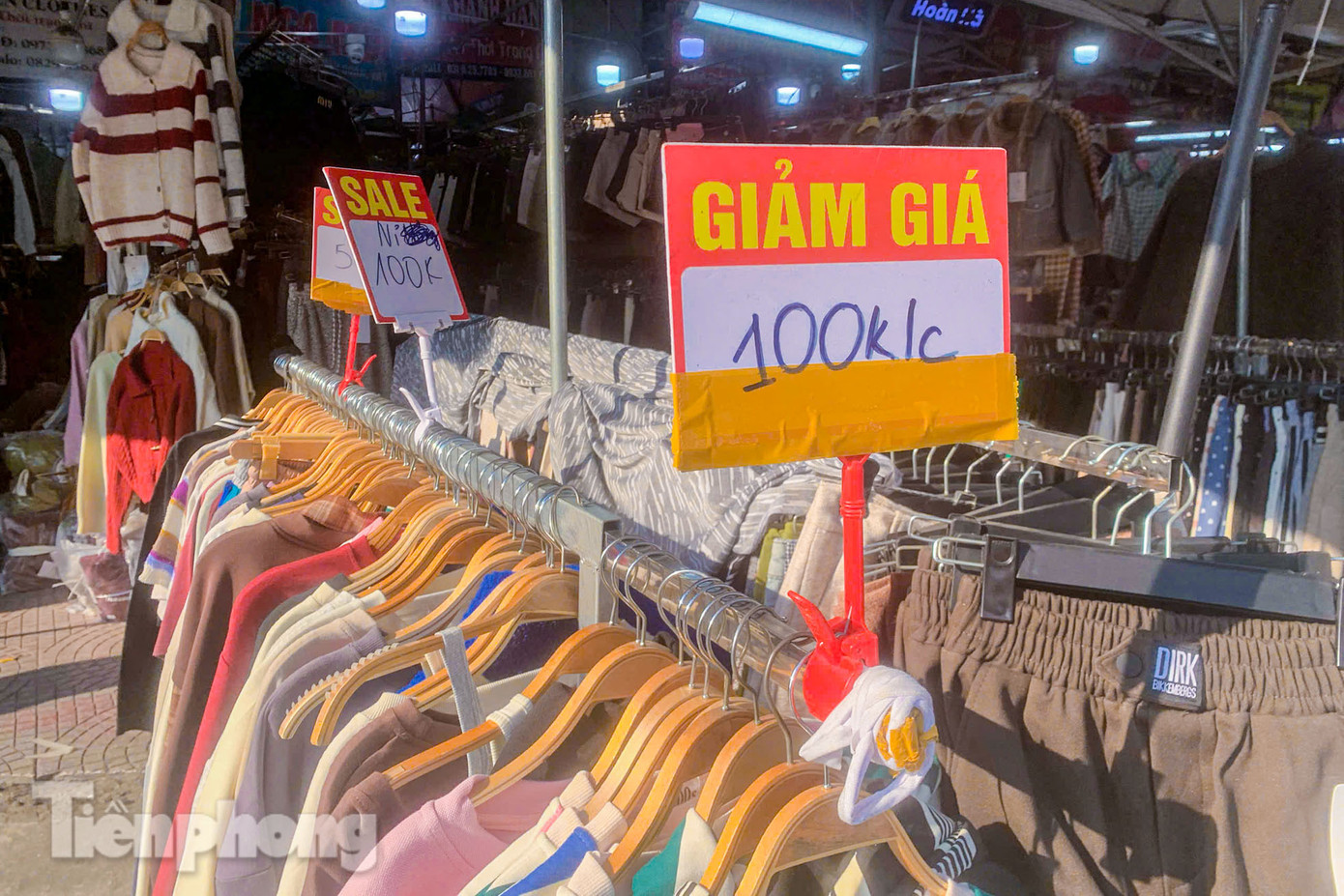 Nhiều mặt hàng ở đây đều được giảm giá để thu hút khách mua. Nhiều mặt hàng ở đây đều được giảm giá để thu hút khách mua.