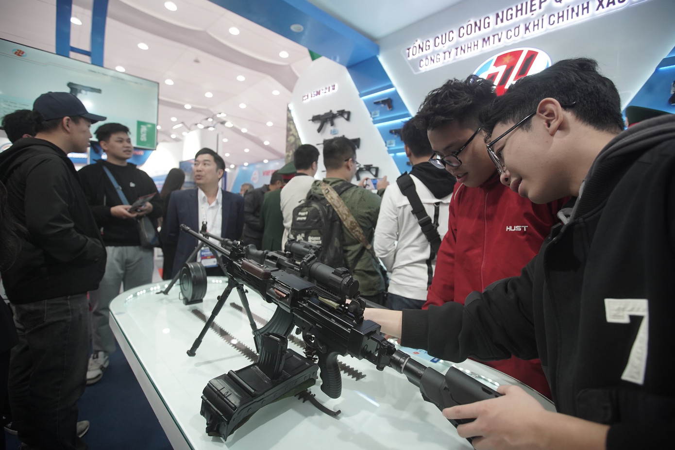 Triển lãm trưng bày nhiều vũ khí, khí tài tối tân, bao gồm cả 69 chủng loại vũ khí, khí tài được Quân đội nhân dân Việt Nam nghiên cứu, phát triển và sản xuất từ năm 2022 đến nay.