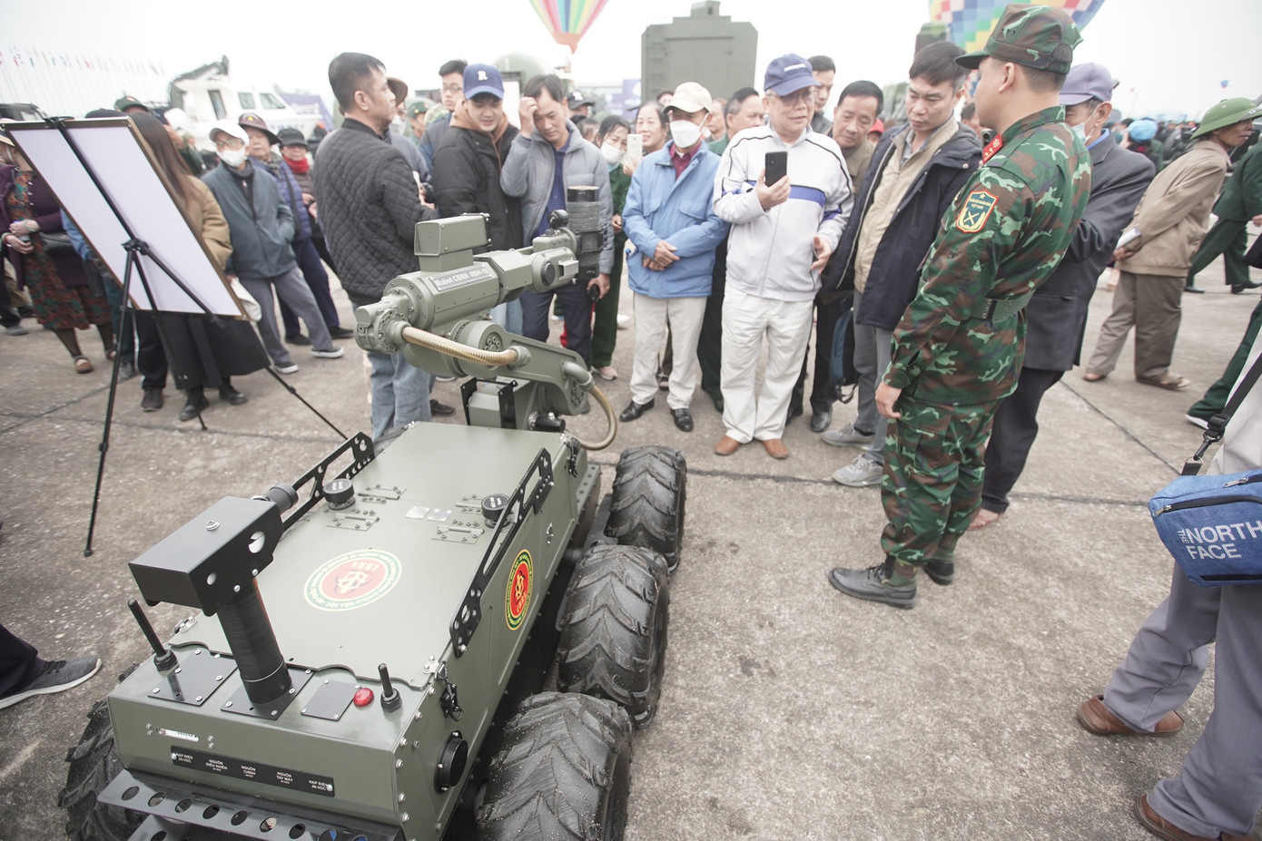 Triển lãm quốc phòng quốc tế Việt Nam 2024 (Viet Nam Defence Expo 2024) do Bộ Quốc phòng Việt Nam chủ trì tổ chức, diễn ra từ 19 đến 22/12, tại sân bay quân sự Gia Lâm. Đây là hoạt động trong chuỗi sự kiện kỷ niệm 80 năm Ngày thành lập Quân đội nhân dân Việt Nam và 35 năm Ngày Hội Quốc phòng toàn dân.