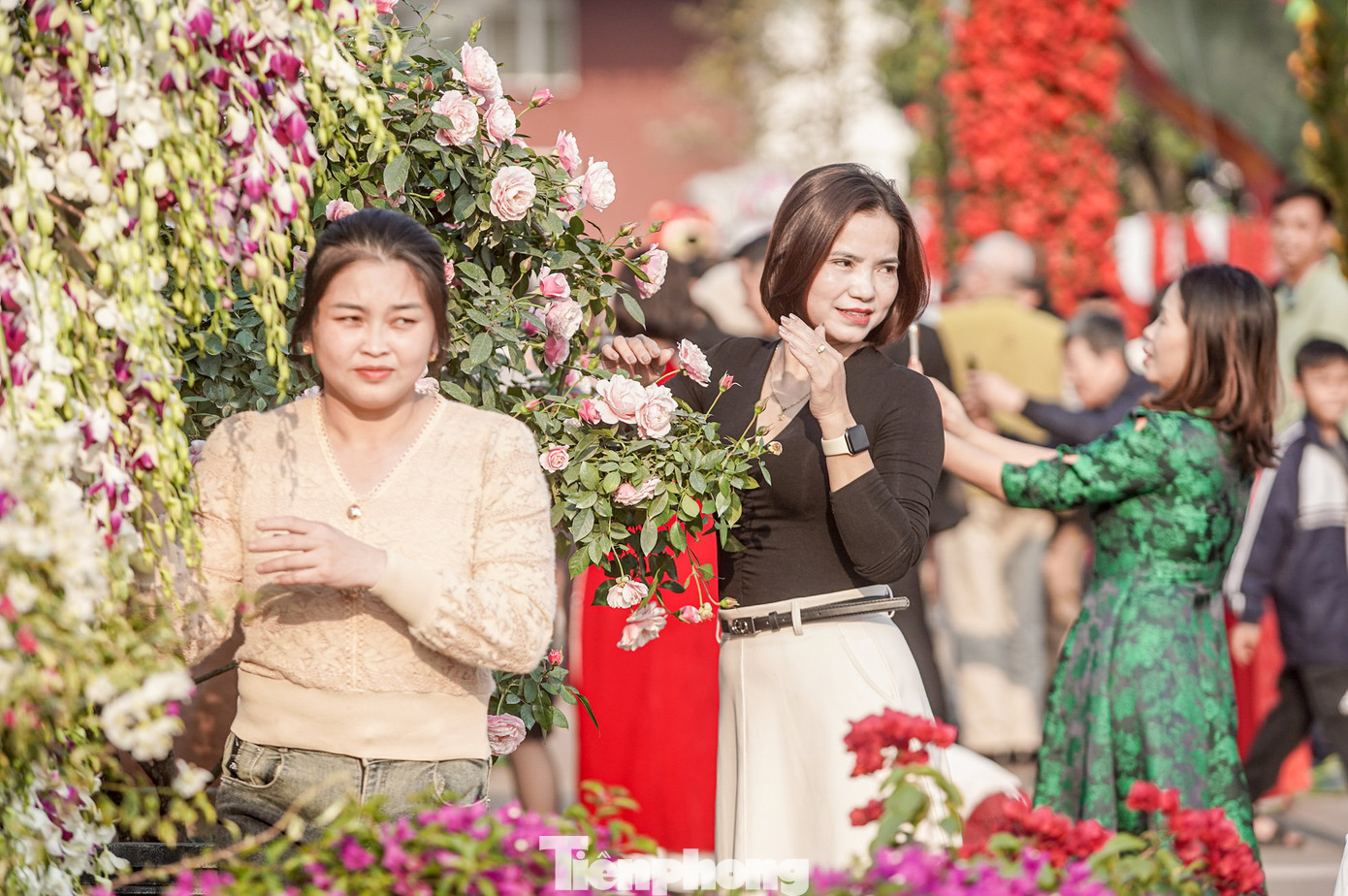 Nhiều khu vực du khách phải chờ 10-15 phút mới có thể vào check-in.