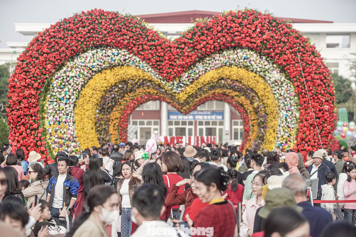 Người dân nườm nượp đổ về lễ hội hoa, mọi ngả đường, các khu vực đều chật kín người.