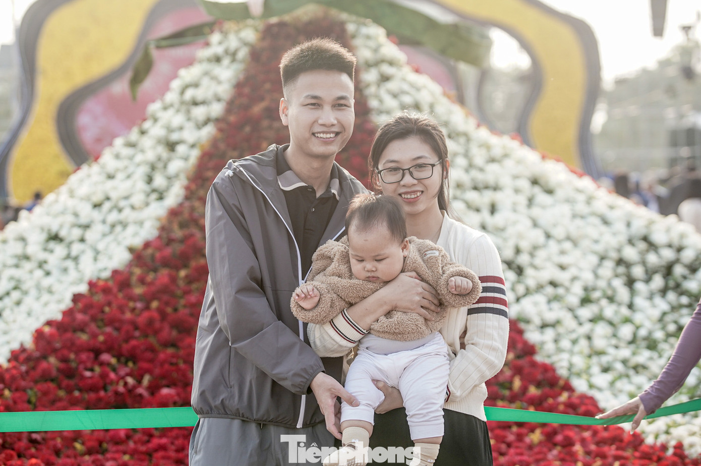 "Tôi biết đến lễ hội thông qua thông tin trên mạng xã hội và tôi quyết định đưa cả gia đình đến đây trong ngày cuối tuần. Tôi cảm thấy lễ hội hoa ở đây thật là hoành tráng, mãn nhãn ấn tượng không kém gì Đà Lạt", chị Quỳnh Lan (huyện Mê Linh, Hà Nội) chia sẻ.