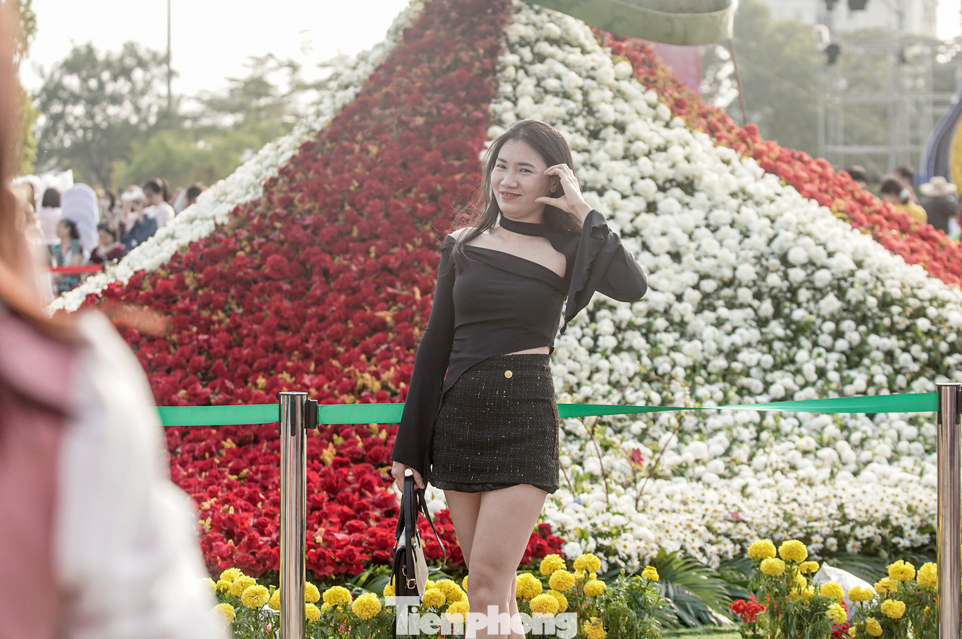 "Nàng thơ" thả dáng bên hoa.