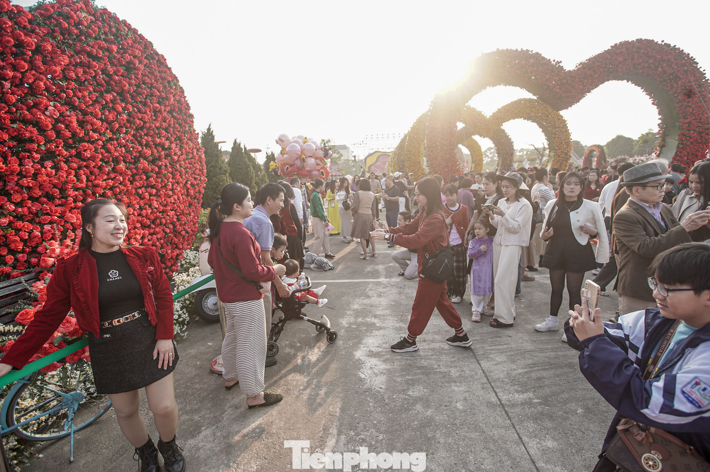 Du khách chen chân chụp ảnh tại khu vực trái tim khổng lồ được kết bằng hoa hồng .