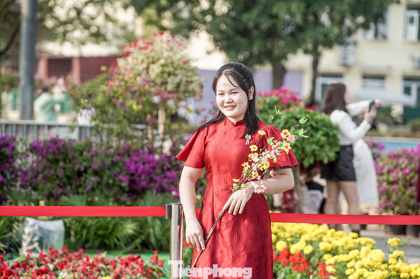 "Festival tổ chức dịp cận Tết nên em tranh thủ rủ bạn ra đây chụp một bộ ảnh Tết rực rỡ với hoa", một du khách chia sẻ.
