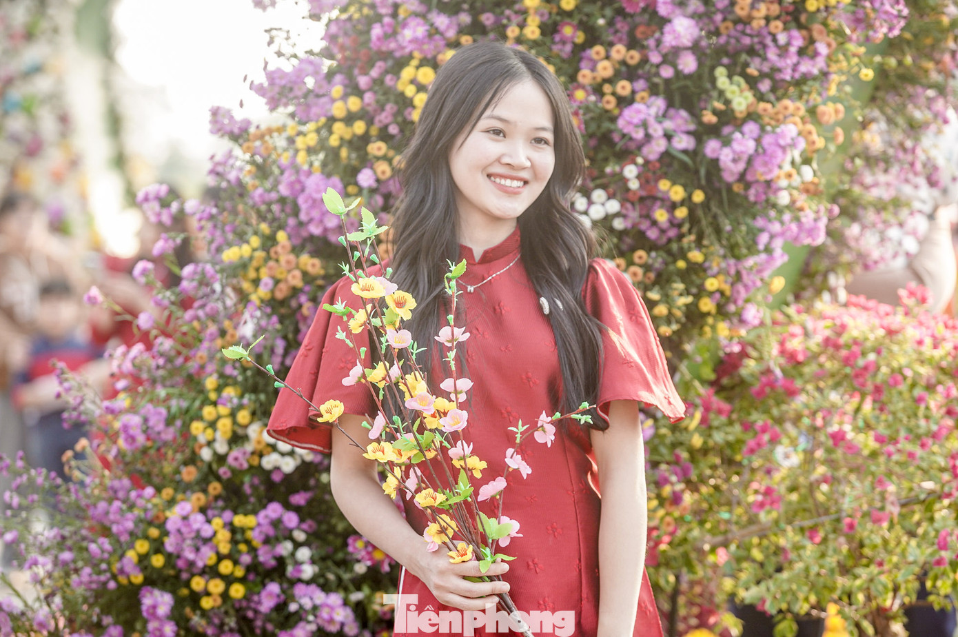 "Festival tổ chức dịp cận Tết nên em tranh thủ rủ bạn ra đây chụp một bộ ảnh Tết rực rỡ với hoa", một du khách chia sẻ.