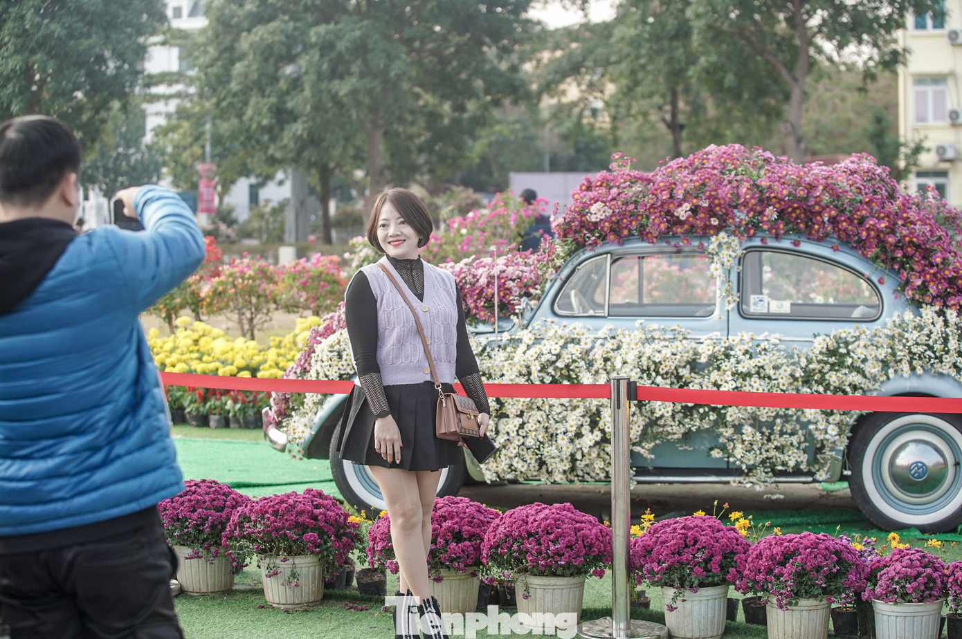 Những điểm check-in như mô hình Khuê Văn Các; ô tô phủ đầy hoa; nhạc cụ khổng lồ... đều thu hút du khách đến chụp ảnh.