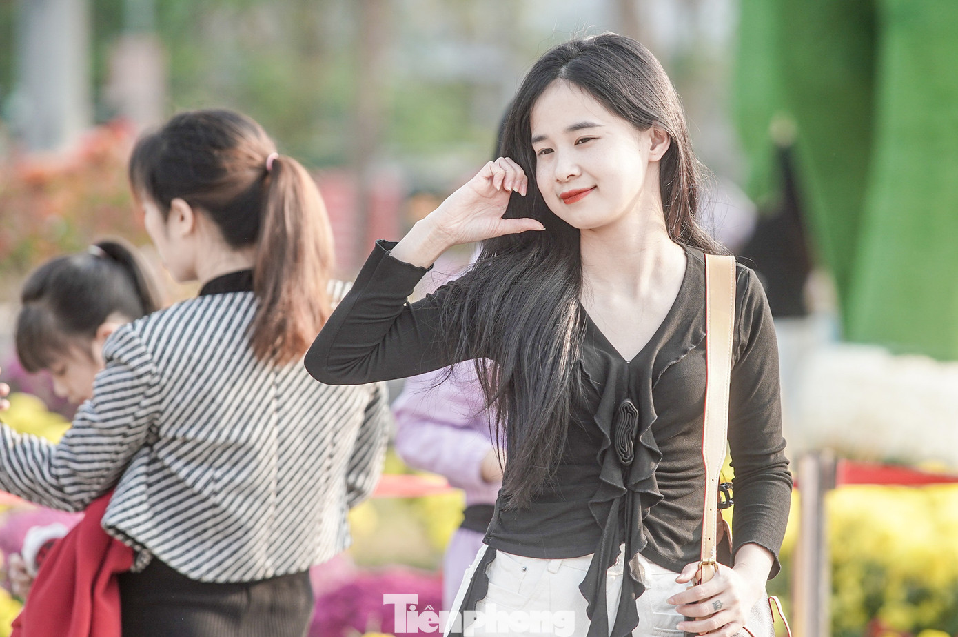 "Nàng thơ" thả dáng bên hoa.