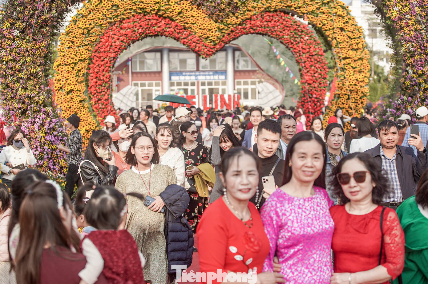 Không chỉ dừng lại ở việc chiêm ngưỡng hoa, lễ hội còn mang đến nhiều hoạt động thú vị như: biểu diễn nghệ thuật, trải nghiệm tự tay làm hoa tươi và chương trình đấu giá hoa gây quỹ từ thiện...