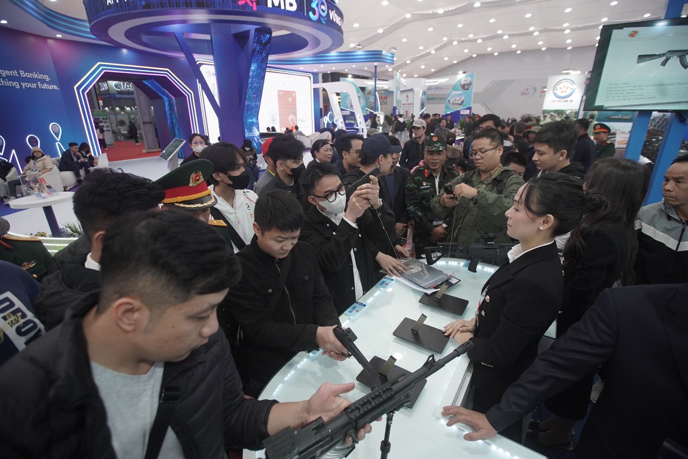 Những gian hàng cho bắn thử qua phương pháp điện tử, tính điểm bằng phần mềm máy tính khá hút người dân.