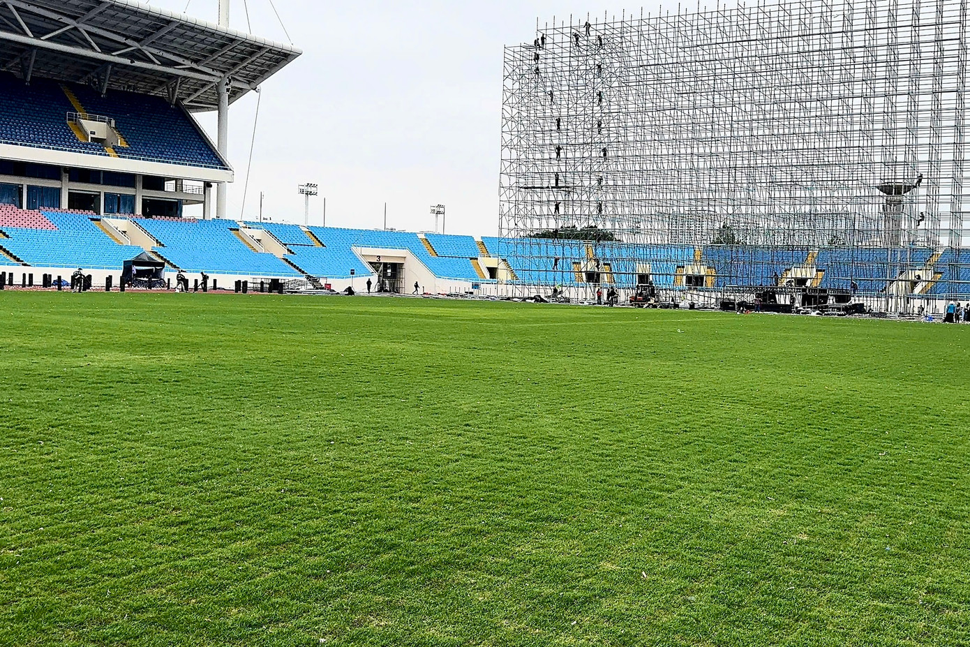 Việc lắp đặt các thiết bị, bảng nhựa…phục vụ sự kiện ca nhạc gây ảnh hưởng đến chất lượng mặt sân. Vì lý do này, tại vòng bảng đội tuyển Việt Nam đã phải chọn sân Việt Trì (Phú Thọ) để thi đấu, dù phương án ban đầu là sân Mỹ Đình.