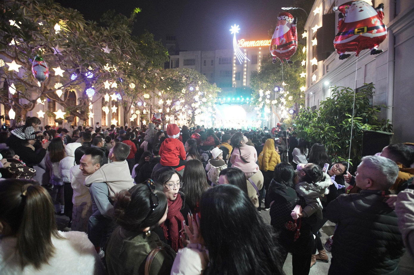 Bên trong sân nhà thờ chật ních người