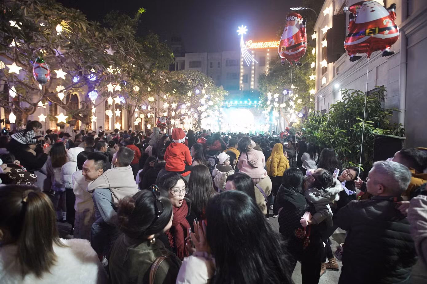 Bên trong sân nhà thờ chật ních người