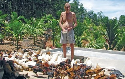 Robert và công việc đời thường rất đỗi giản dị. Bài viết: http://news.zing.vn/Cuoc-tinh-ky-la-cua-trieu-phu-My-va-co-gai-Viet-post358753.html#home_featured.tinnong Nguồn Zing News 