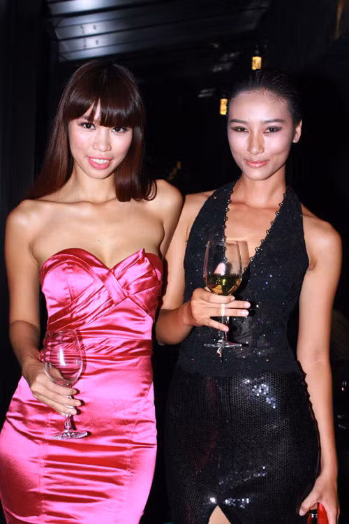 Hà Anh từng nhiều lần "chất vấn" BTC VN's Next Top Model về việc thực hiện giải thưởng với Huyền Trang. Hà Anh từng nhiều lần