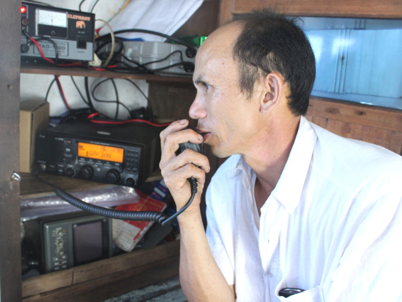 Ông Khăng điện đàm với các bạn tàu và cung cấp thông tin về tình hình trên biển cho BĐBP Đà Nẵng Ảnh: Nguyễn Huy. Ông Khăng điện đàm với các bạn tàu và cung cấp thông tin về tình hình trên biển cho BĐBP Đà Nẵng Ảnh: Nguyễn Huy