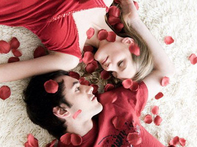  Nghệ thuật lựa chọn màu sắc. Màu đen, đỏ hay tím là những màu nóng có khả năng kích thích trí tưởng tượng một cách mãnh liệt. Màu đen tượng trưng cho sự huyền bí, màu đỏ là gam màu của cám dỗ chết người và sự láu lỉnh. Màu tím lại tượng trưng cho lòng thủy chung và mang tới những cảm hứng sáng tạo bao la. Nhiều cánh mày râu rất thích ga đệm có màu xanh nước biển, là màu của tình yêu và tất nhiên lụa là sự lựa chọn số một